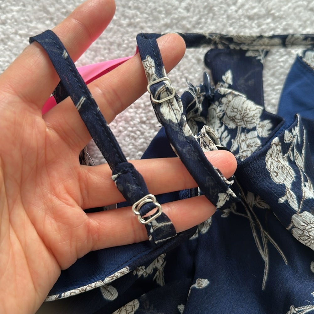 NWT - Saints + Secrets Navy Floral Ruffle Top - Large - READ Defect Right Strap - Picture 7 of 7